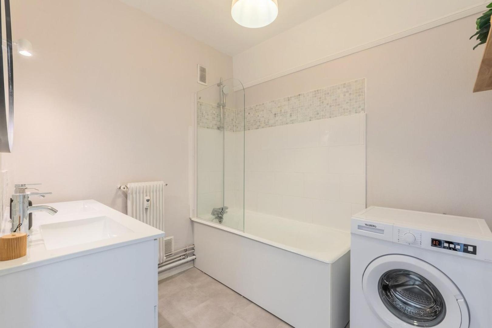 Spacious 3 Bedroom Apartment & Private Parking! Lambersart المظهر الخارجي الصورة